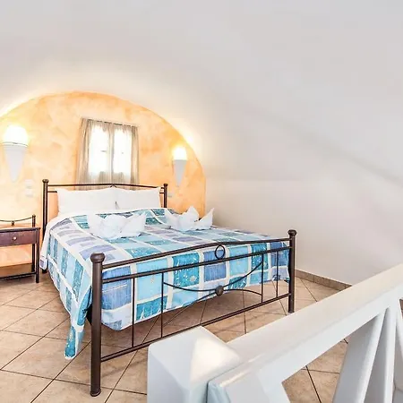 Eleftheria 3* Perivolos (Santorini)