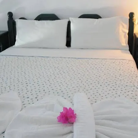 Eleftheria 3* Perivolos (Santorini)